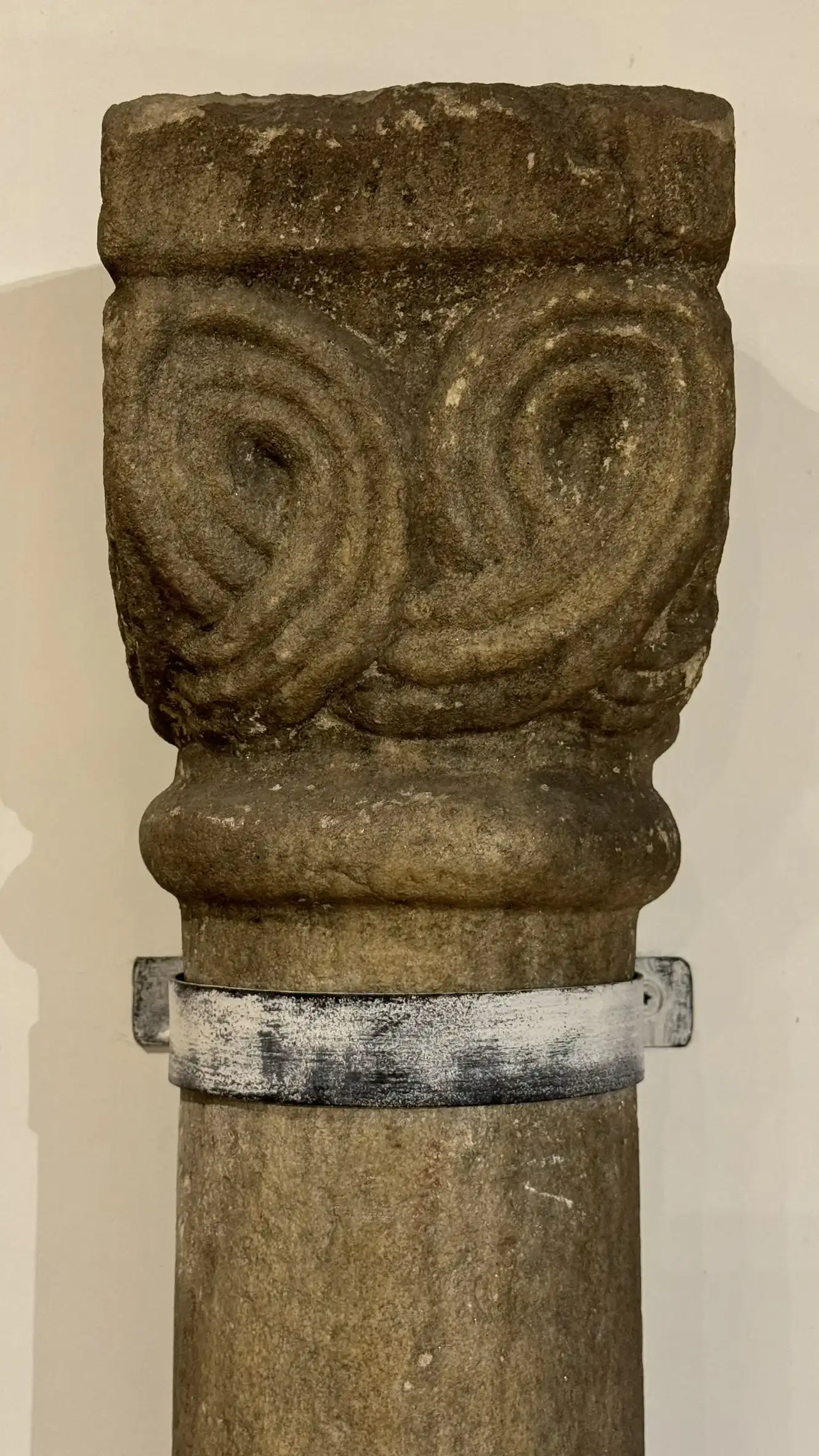 Säule aus den Ruinen des Bergfrieds