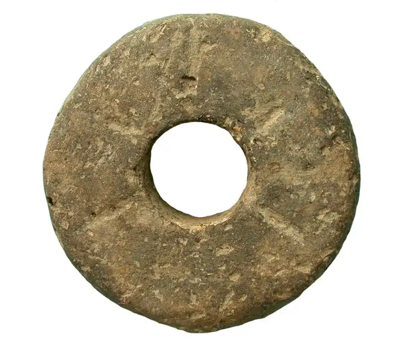 Keltischer Spindelwirtel; 3. Jahrhundert v. Chr.; scheibenförmig, mit zentraler Perforation