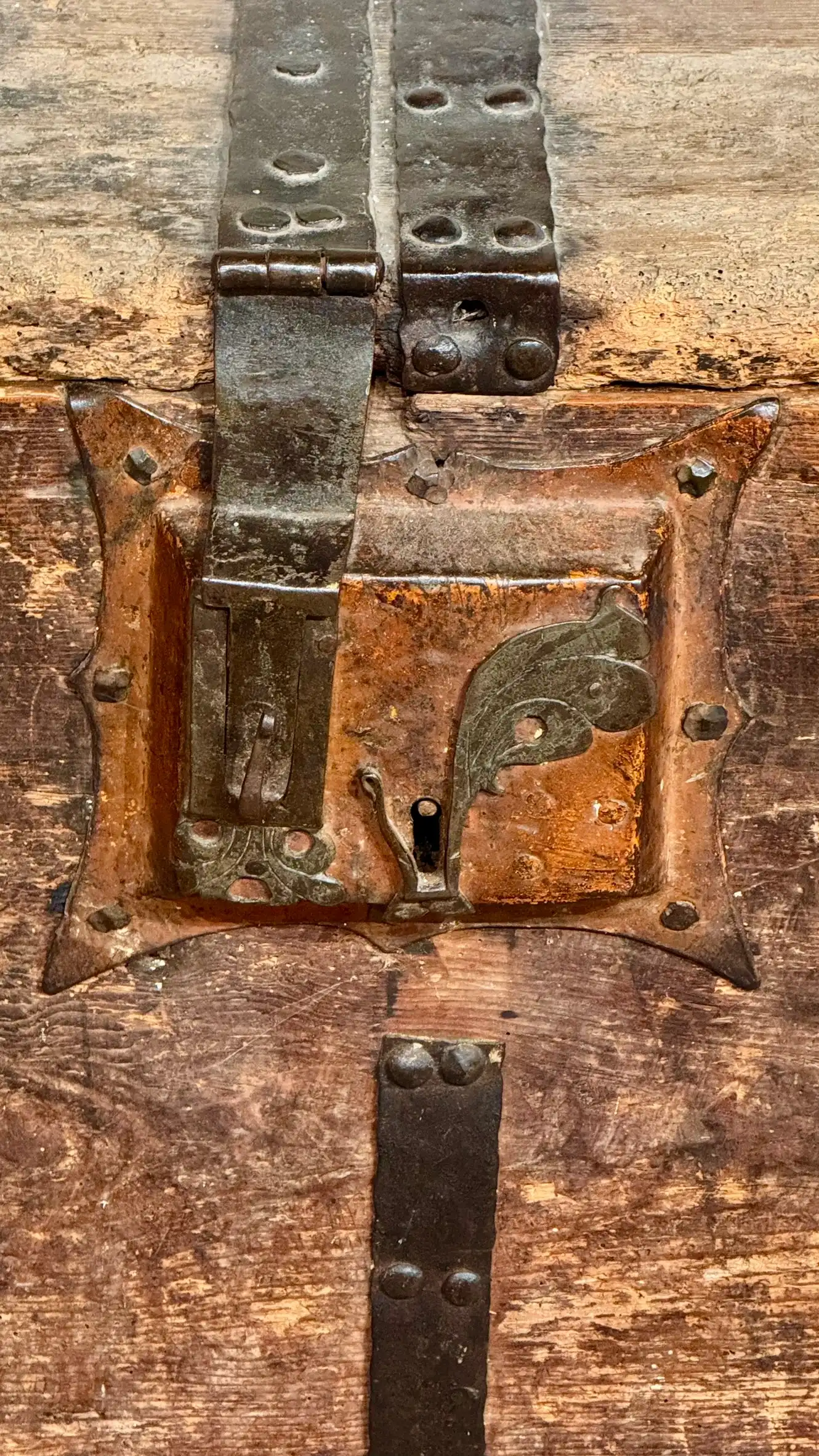 This image shows a forged iron hasp-and-lock mechanism typical of Gothic wooden chests (late Middle Ages, c. 14th–15th century).