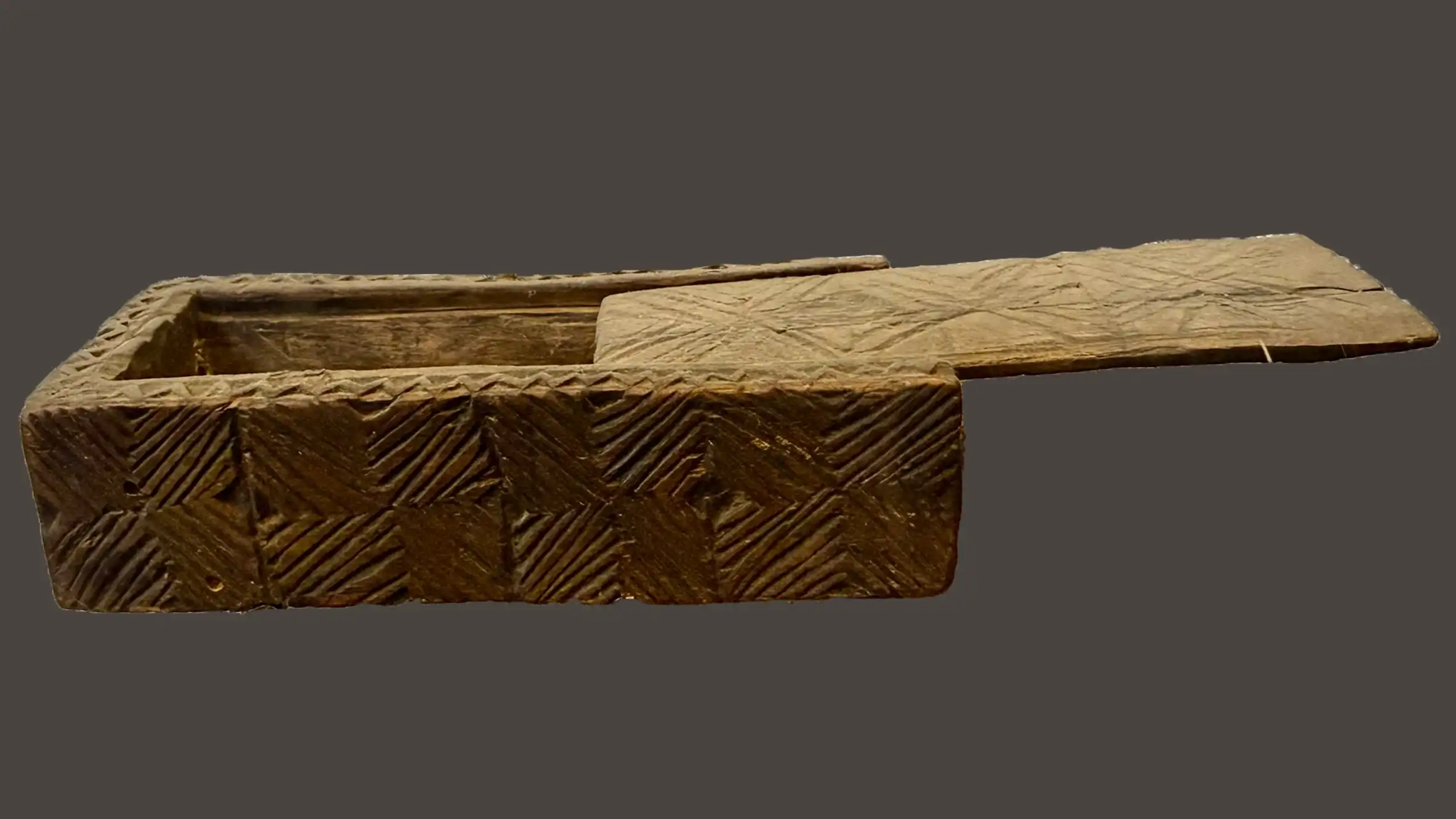 Handgeschnitzte Holzschatulle mit Schiebedeckel und geometrischer Kerbschnitzerei