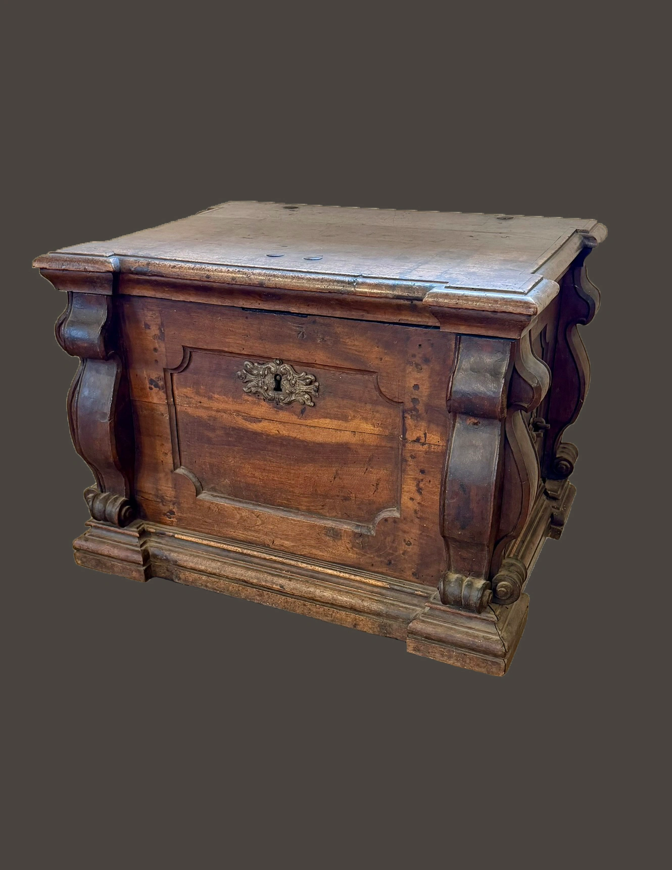 18th-century Baroque wooden chest. Oblique front view (three-quarter view) from the right.