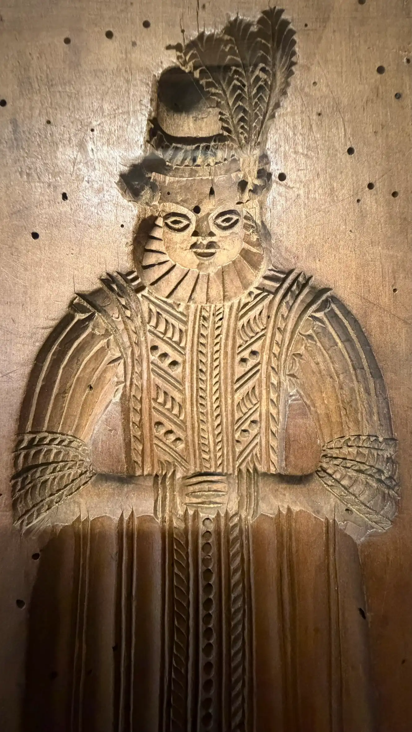 Holzform mit geschnitztem stehenden Figurenmotiv