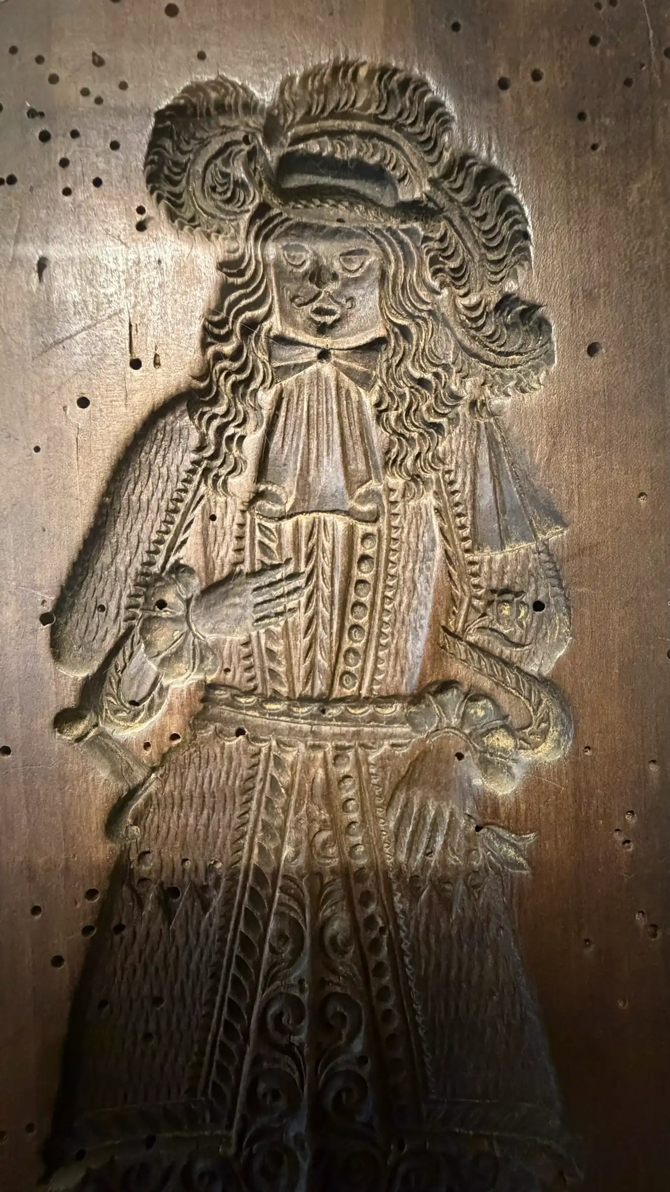 Holzform mit geschnitztem stehenden männlichen Figurenmotiv