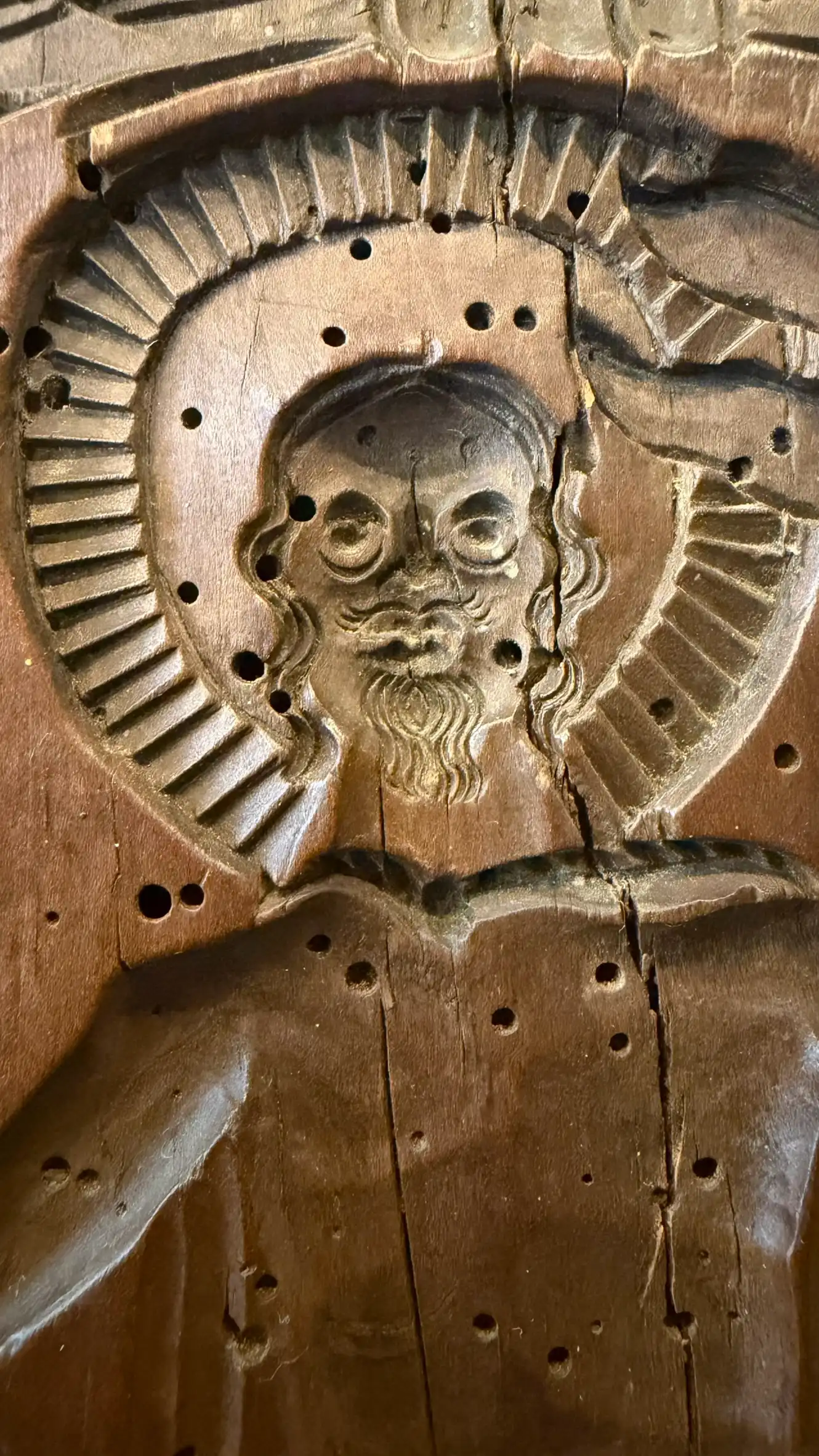 Holzform mit geschnitztem männlichen Figurenmotiv mit Heiligenschein