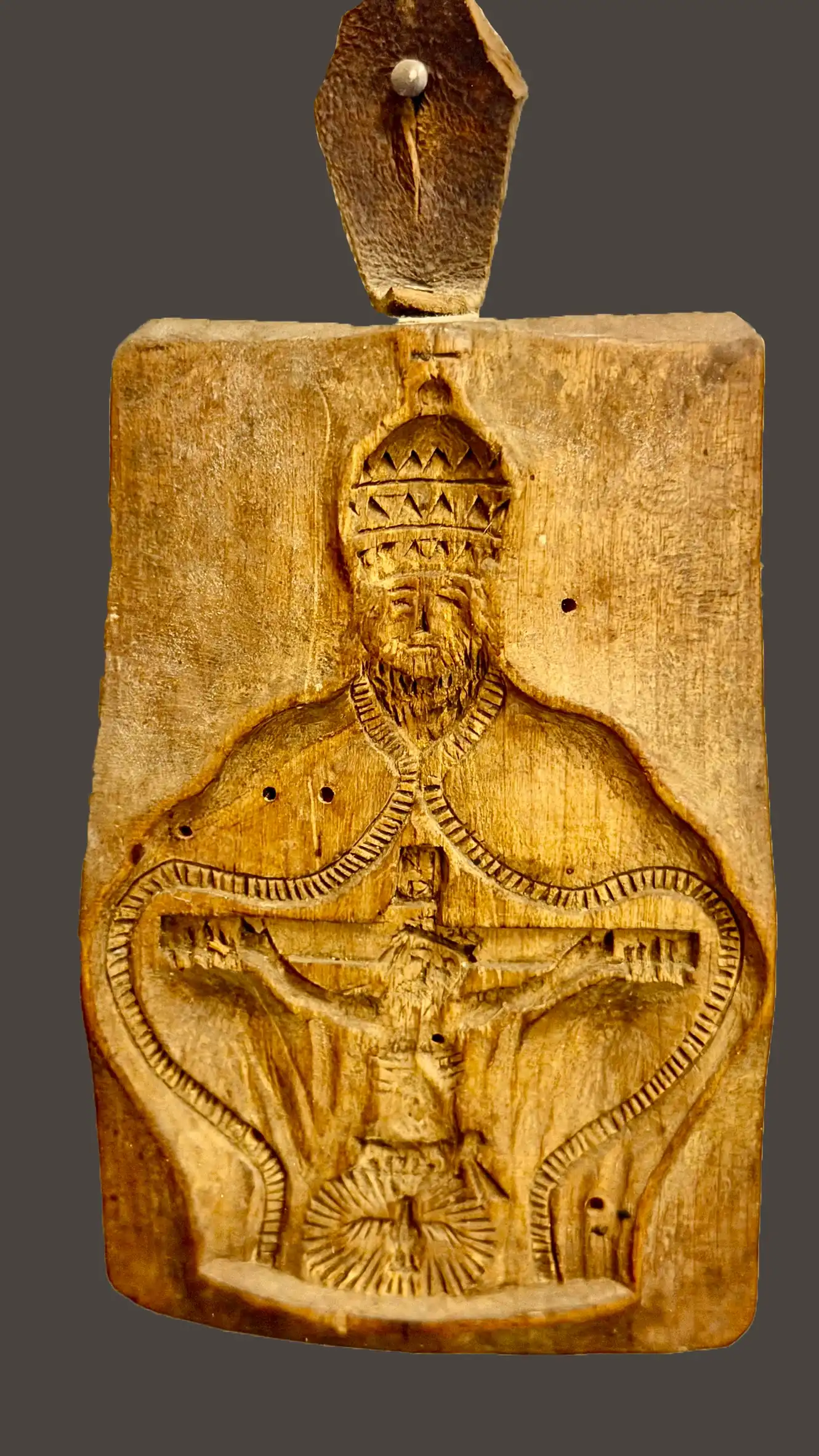Holzform mit geschnitztem religiösen Figurenmotiv