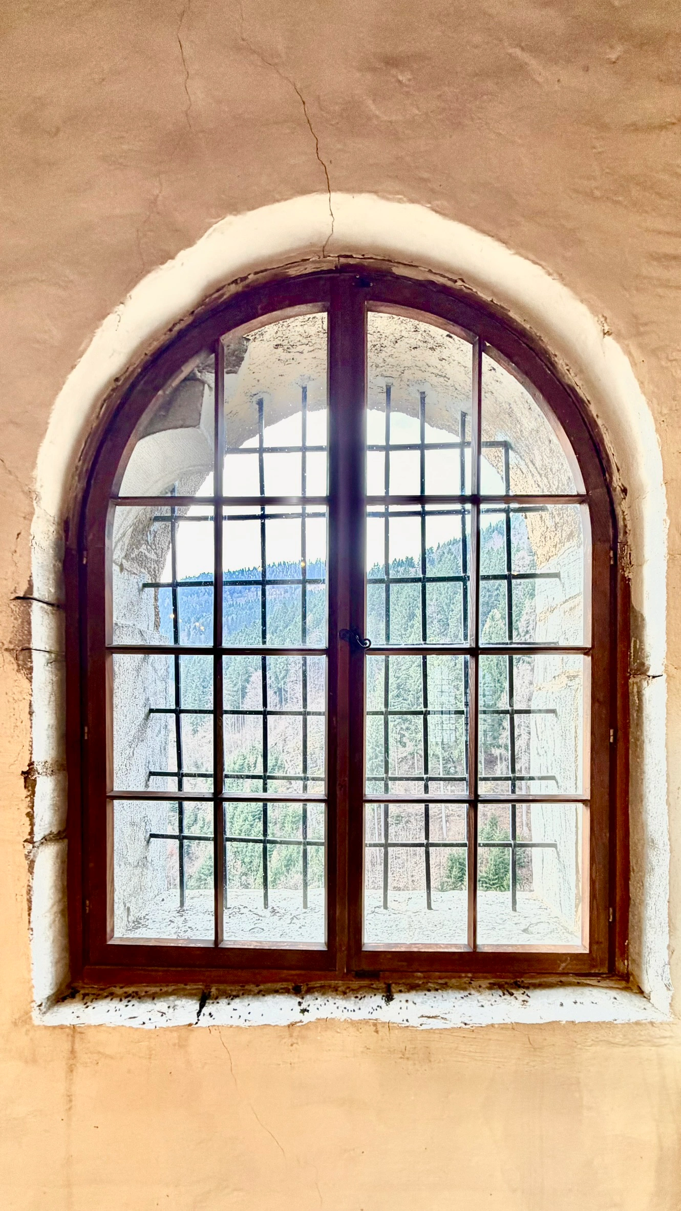 Round-arched window opening