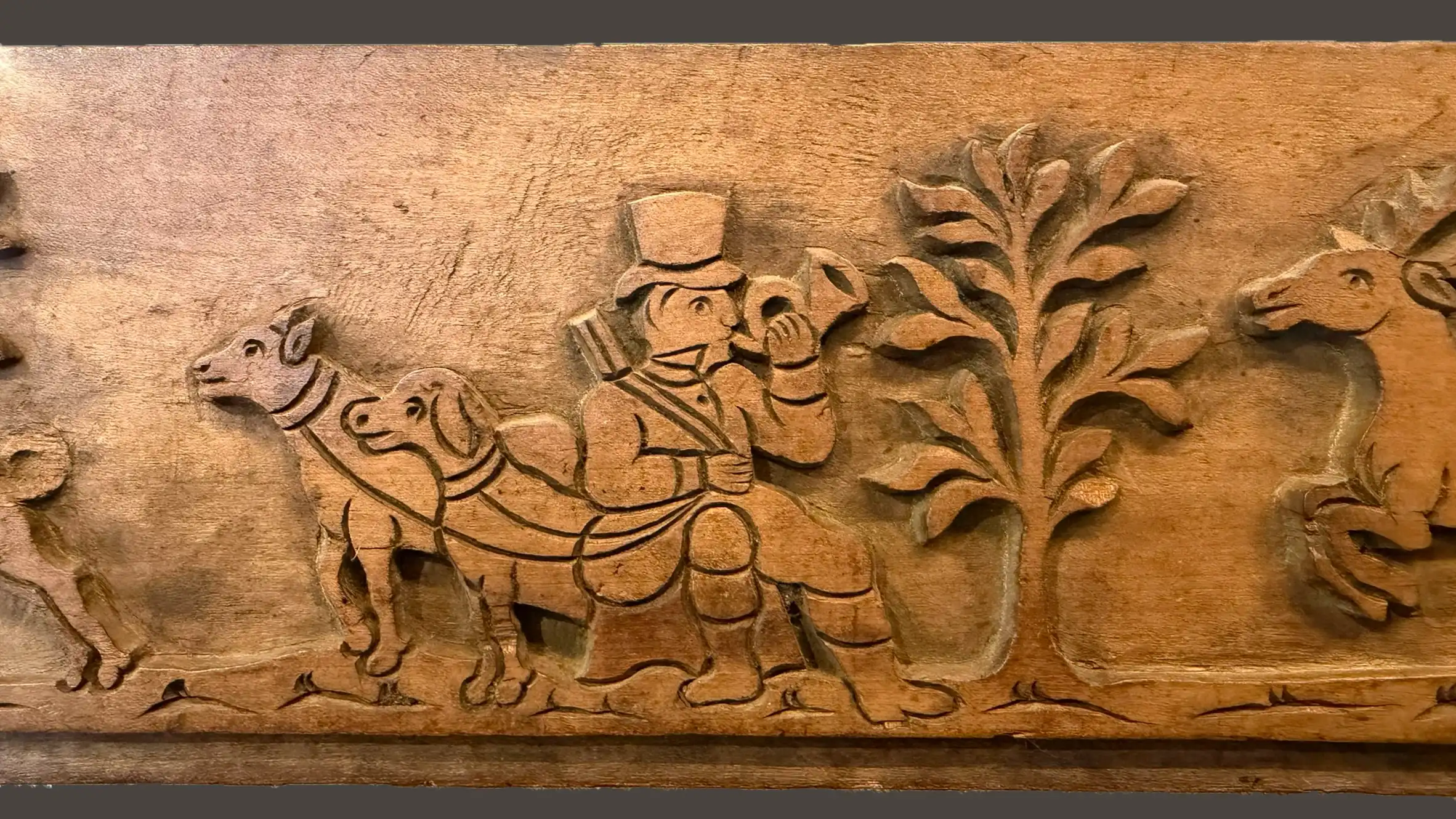 Wooden mould with carved hunting scene motif