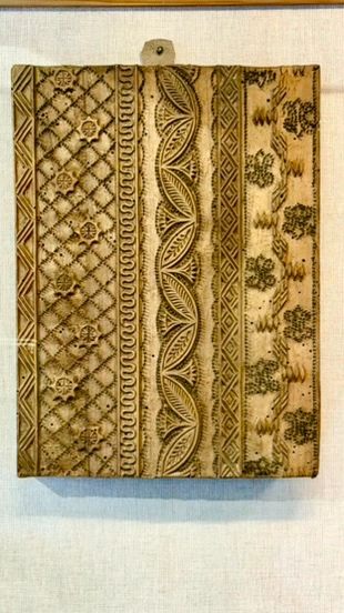 Wooden textile printing mould with linear ornamental patterns