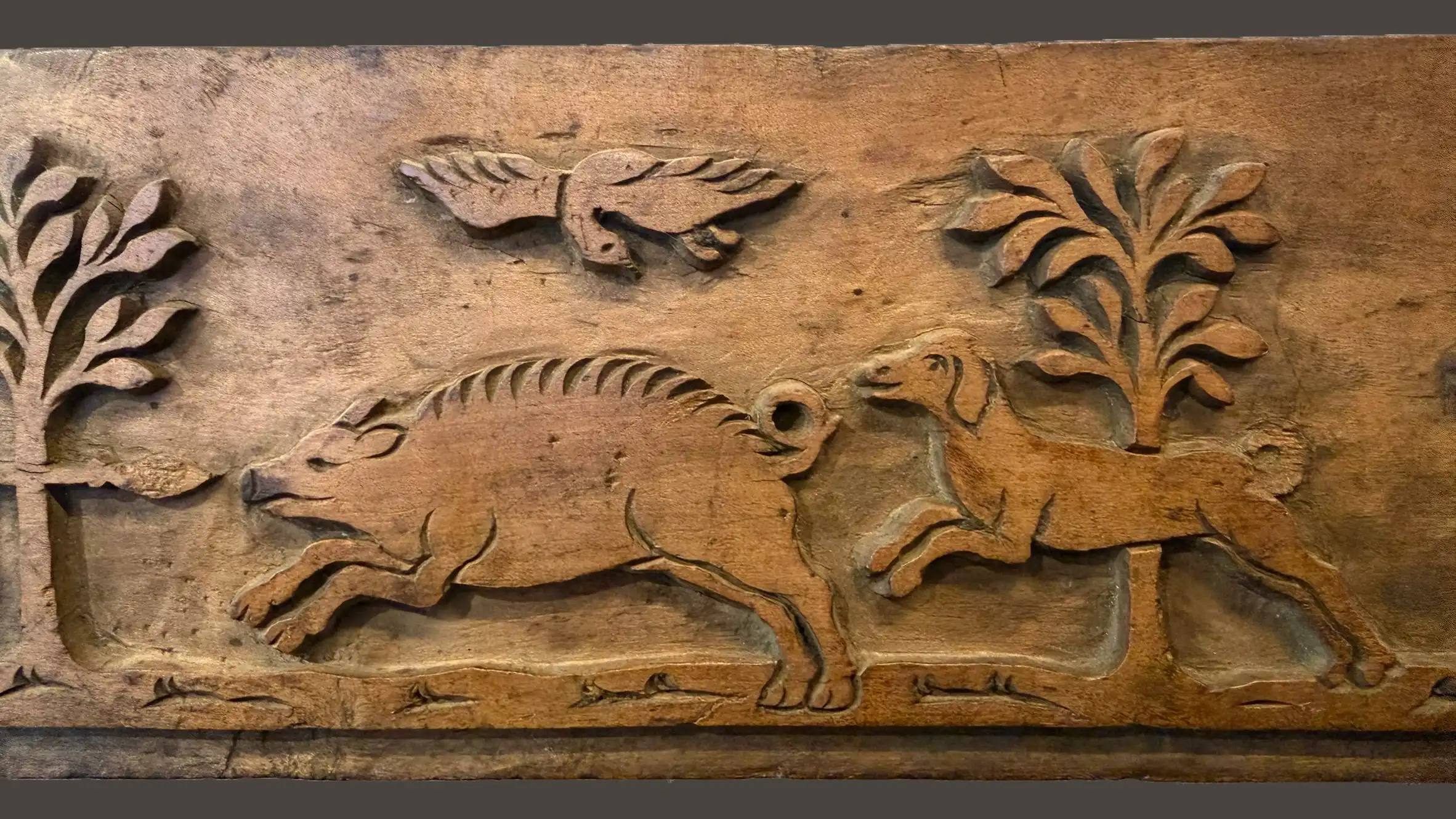 Wooden mould with carved wild boar and hunting dog motifs
